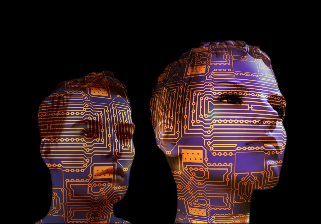 Persona frente a una pantalla con inteligencia artificial